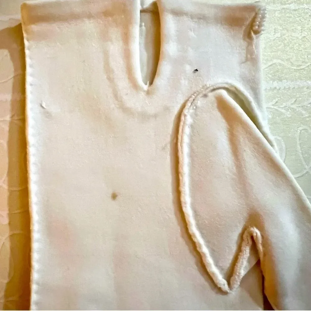 Elegant Vintage Cream Gloves with Beaded Trim